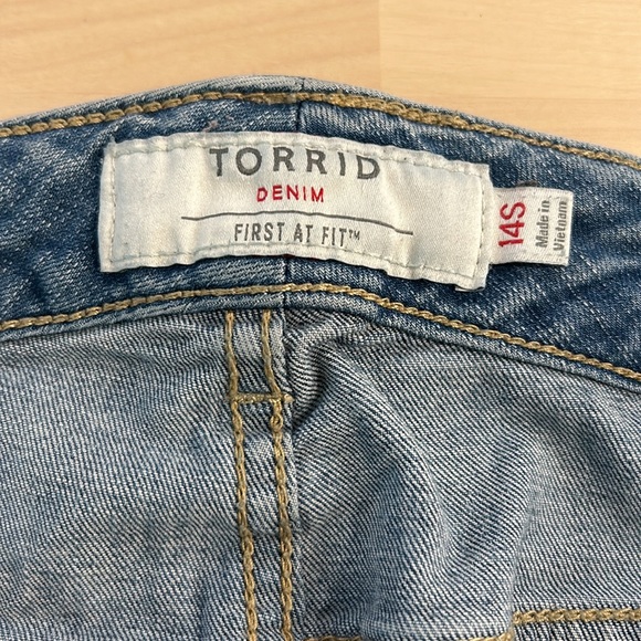 Torrid Boyfriend Straight Jean Vintage Stretch Light Wash 14 Short - Picture 9 of 11